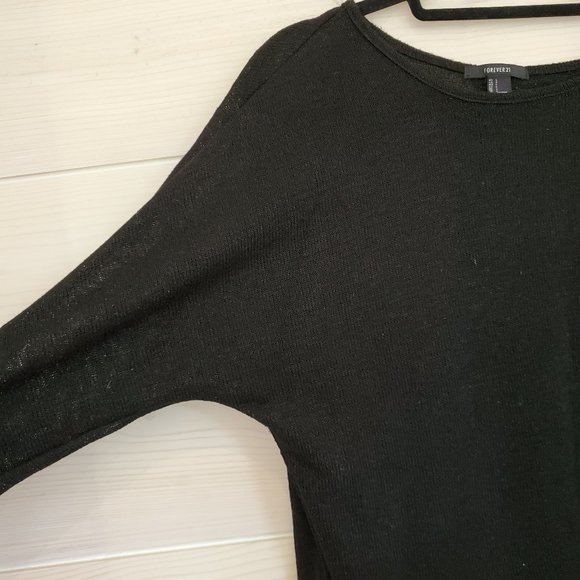 💥2/$30💥 Thin knitted top w bat-wing 3/4 sleeves - Picture 4 of 4